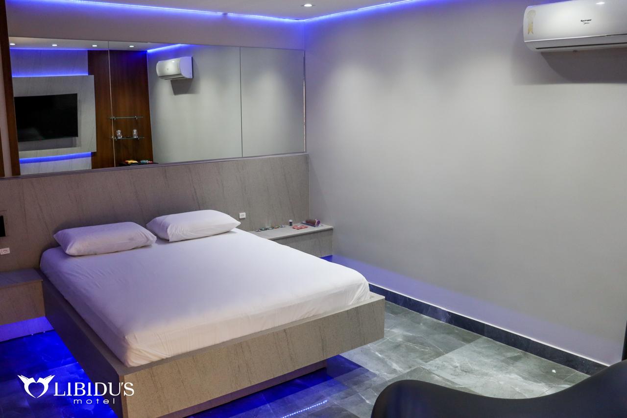 Cama king size e decoração cinematográfica na Suíte Super Luxo em Joinville
