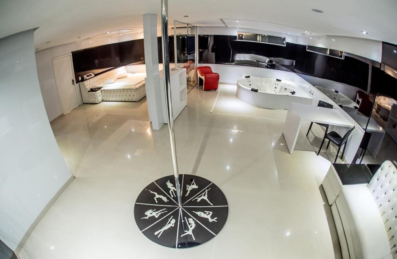 Jacuzzi e ambiente cinematográfico da Suíte Premium no Motel Libidus Joinville