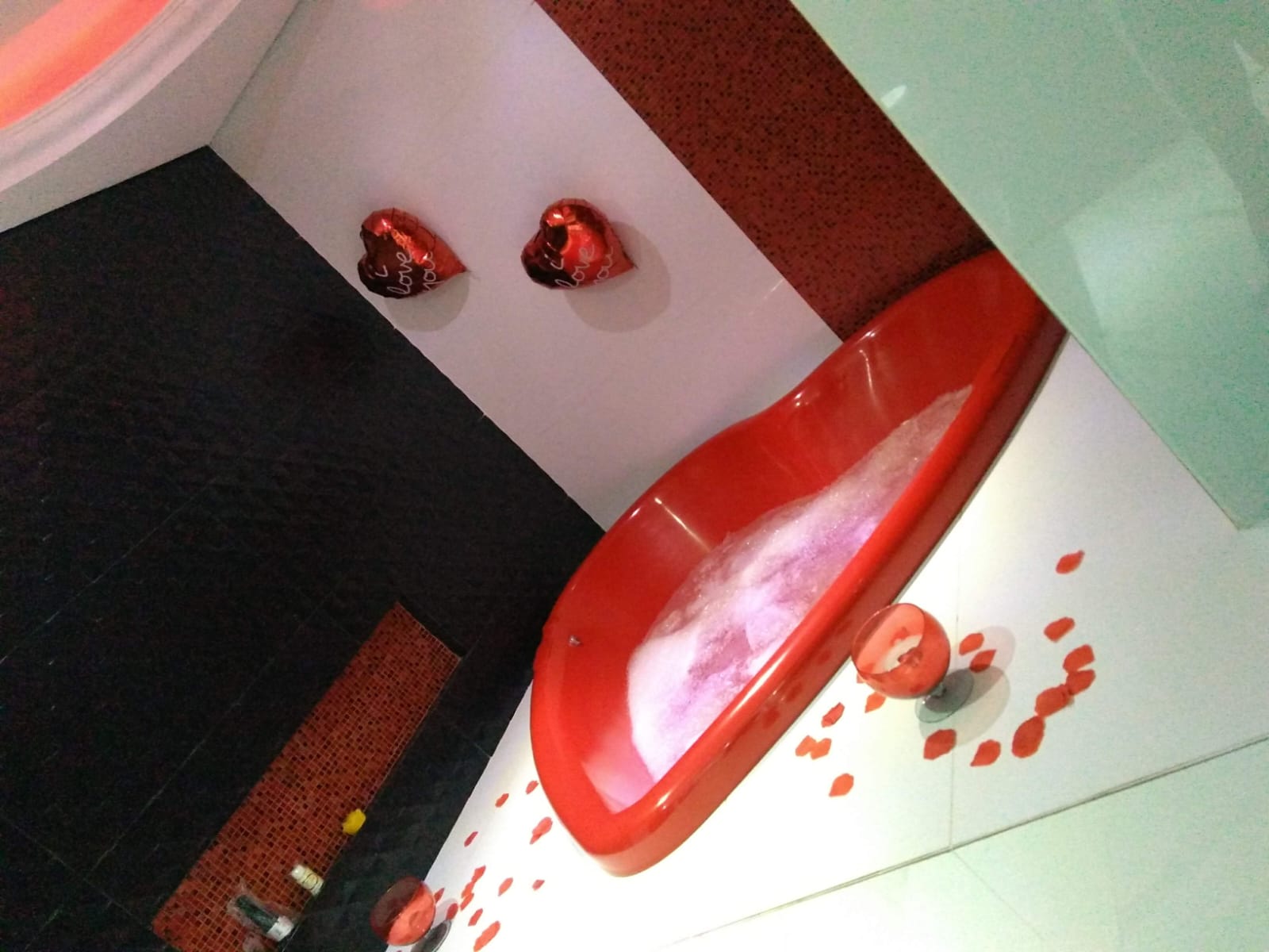 Banheira de coração vermelha na Suíte Desejo do Motel Libidus Joinville