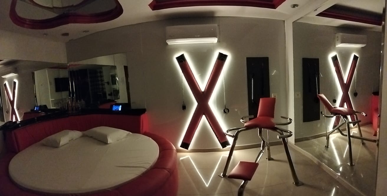 X-Sado na parede da Suíte Erótica no Motel Libidus em Joinville