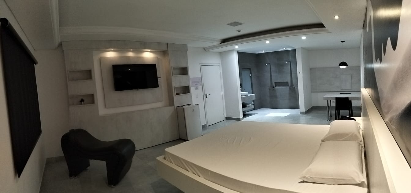 Quarto amplo e confortável na Suíte Luxo do Motel Libidus em Joinville
