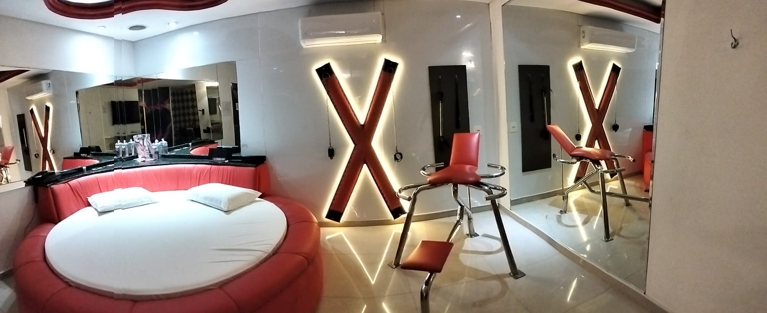 Cama redonda e iluminação sensual na Suíte Erótica do Motel Libidus Joinville