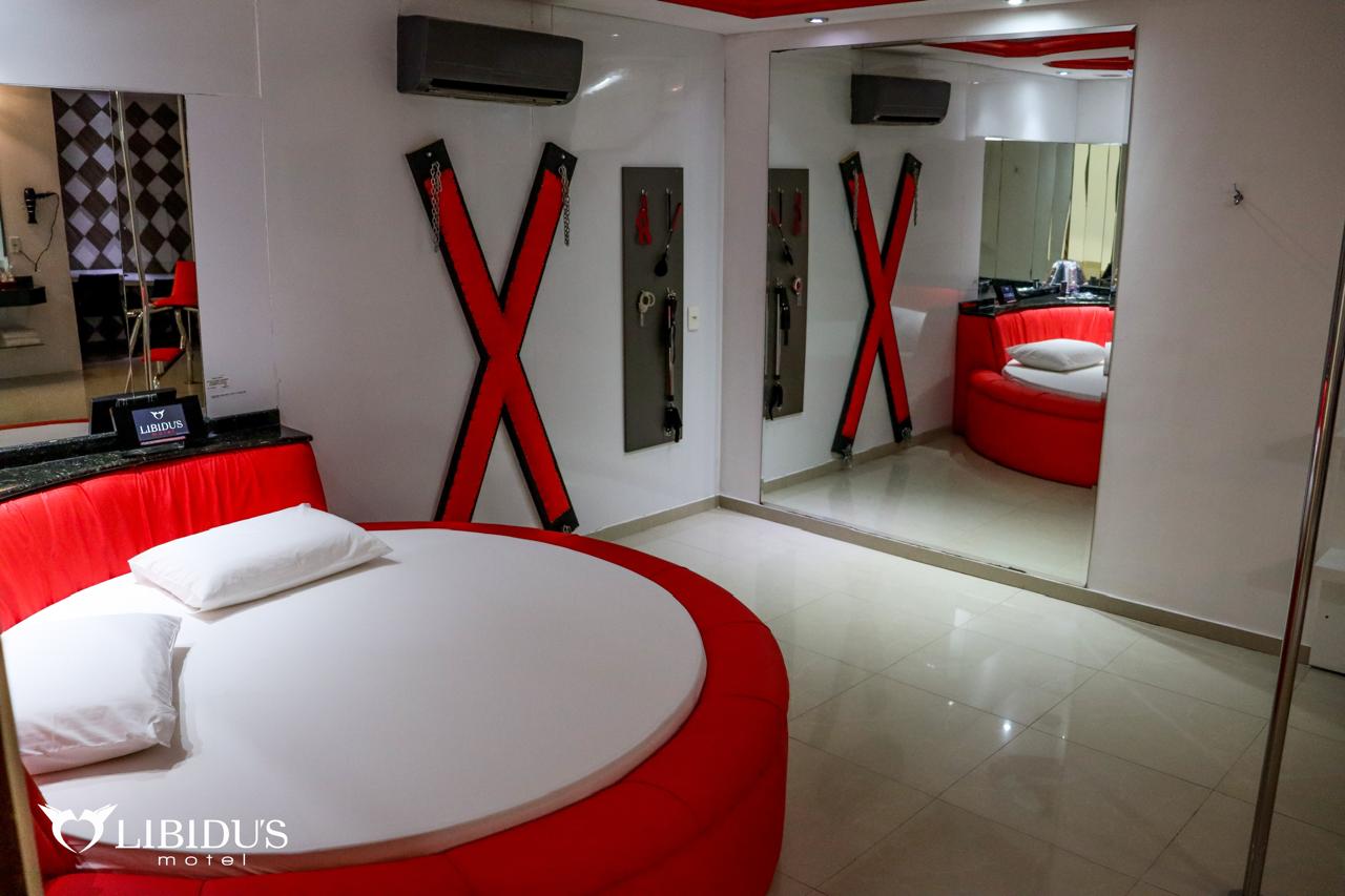Pole dance e ambiente provocante na Suíte Erótica do Motel Libidus Joinville
