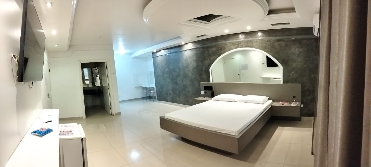 Ambiente elegante da Suíte Luxo no Motel Libidus Joinville — conforto e privacidade