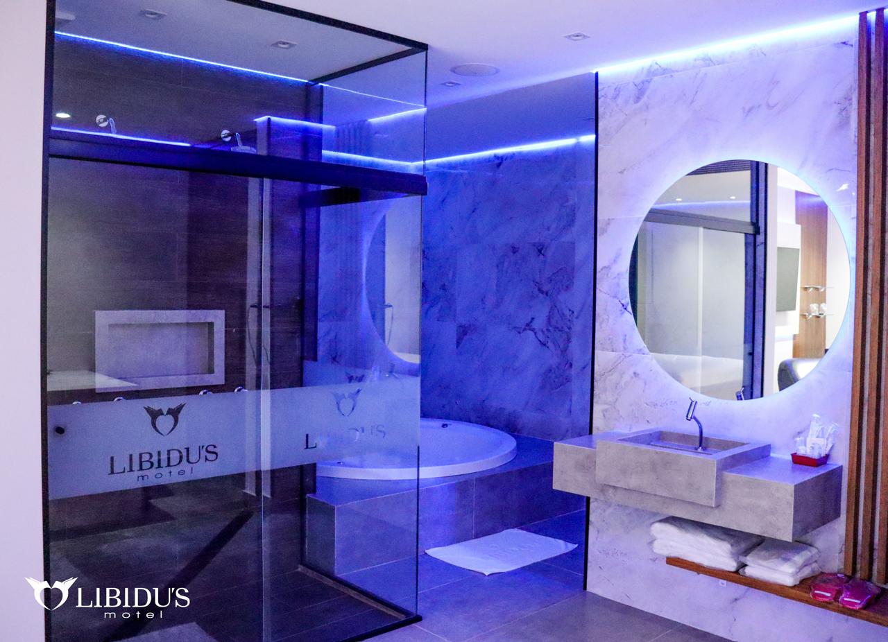 Suíte Super Luxo com iluminação cênica e hidromassagem no Motel Libidus Joinville