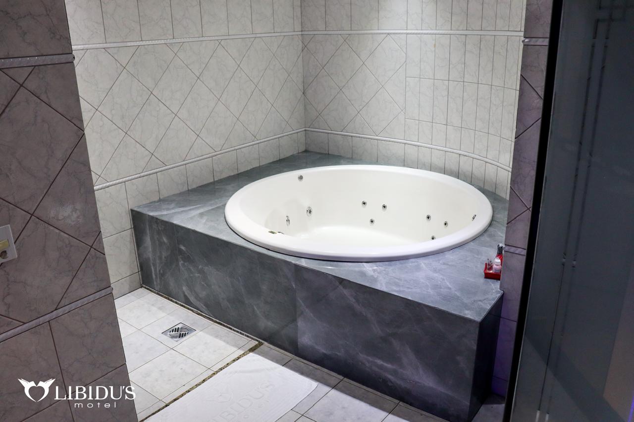 Ambiente sofisticado da Suíte Super Luxo no Motel Libidus Joinville