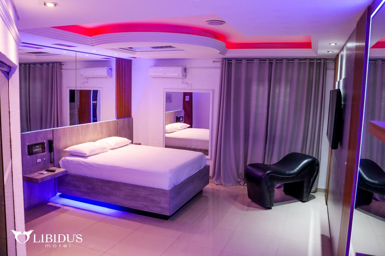 Suíte Super Luxo com hidromassagem e decoração cinematográfica no Motel Libidus Joinville